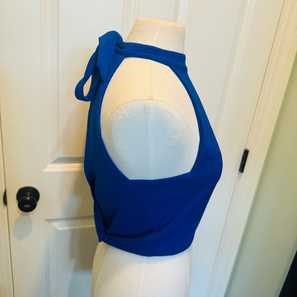 Gorgeous brilliant blue halter with tie around neck - Picture 11 of 15